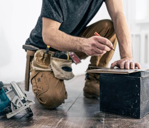Handwerker bei der Planung im Haus